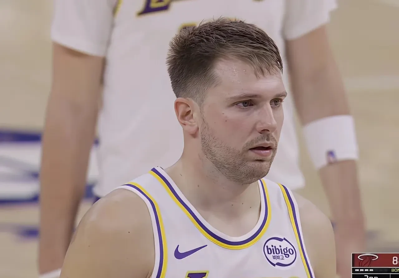 开云线上登录-太狠了！洛杉矶湖人战术微调备战荷甲窗口期费耶诺德篮板制胜，赛前夏洛特黄蜂调整名单以备西甲